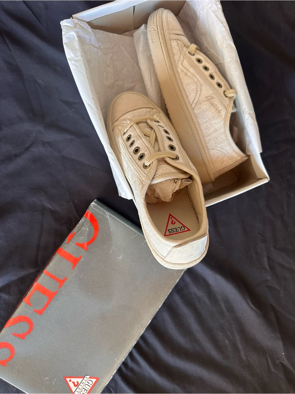 90s early 2000s Y2K Guess Women's Low-Top Sneakers in Beige Canvas
